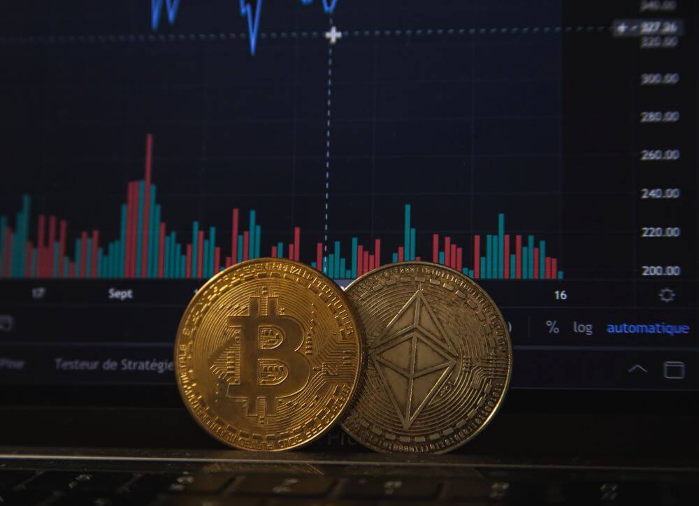 Bitcoin-Münzen vor Monitor